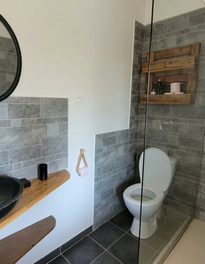 Douche, vasque et toilette