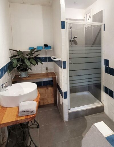 Douche, vasque et toilette