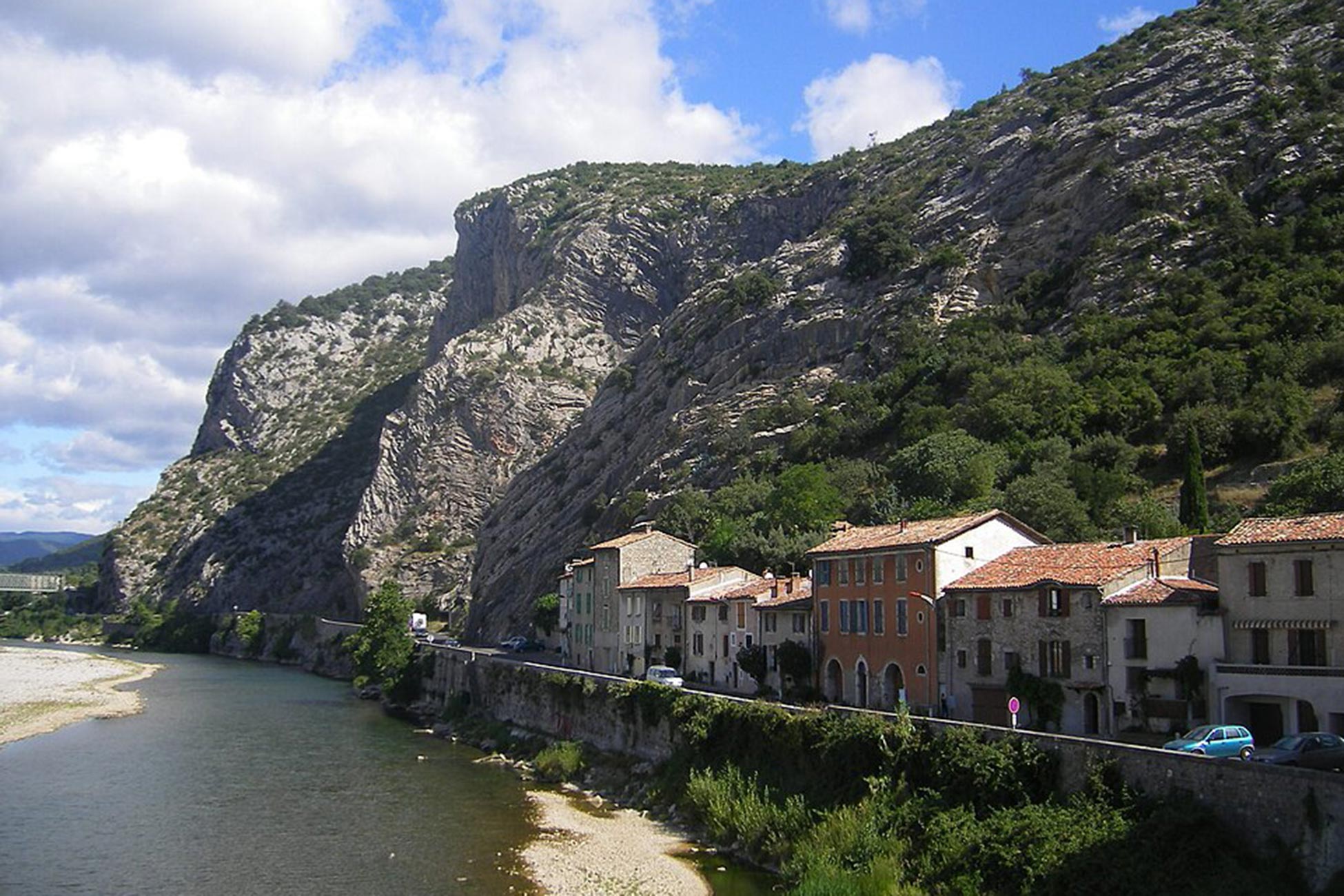 anduze Anduze, vue générale aérienne – Photo de Szeder László – CC BY-SA 2.5, 3.0, 4.0 – via Wikimedia Commons