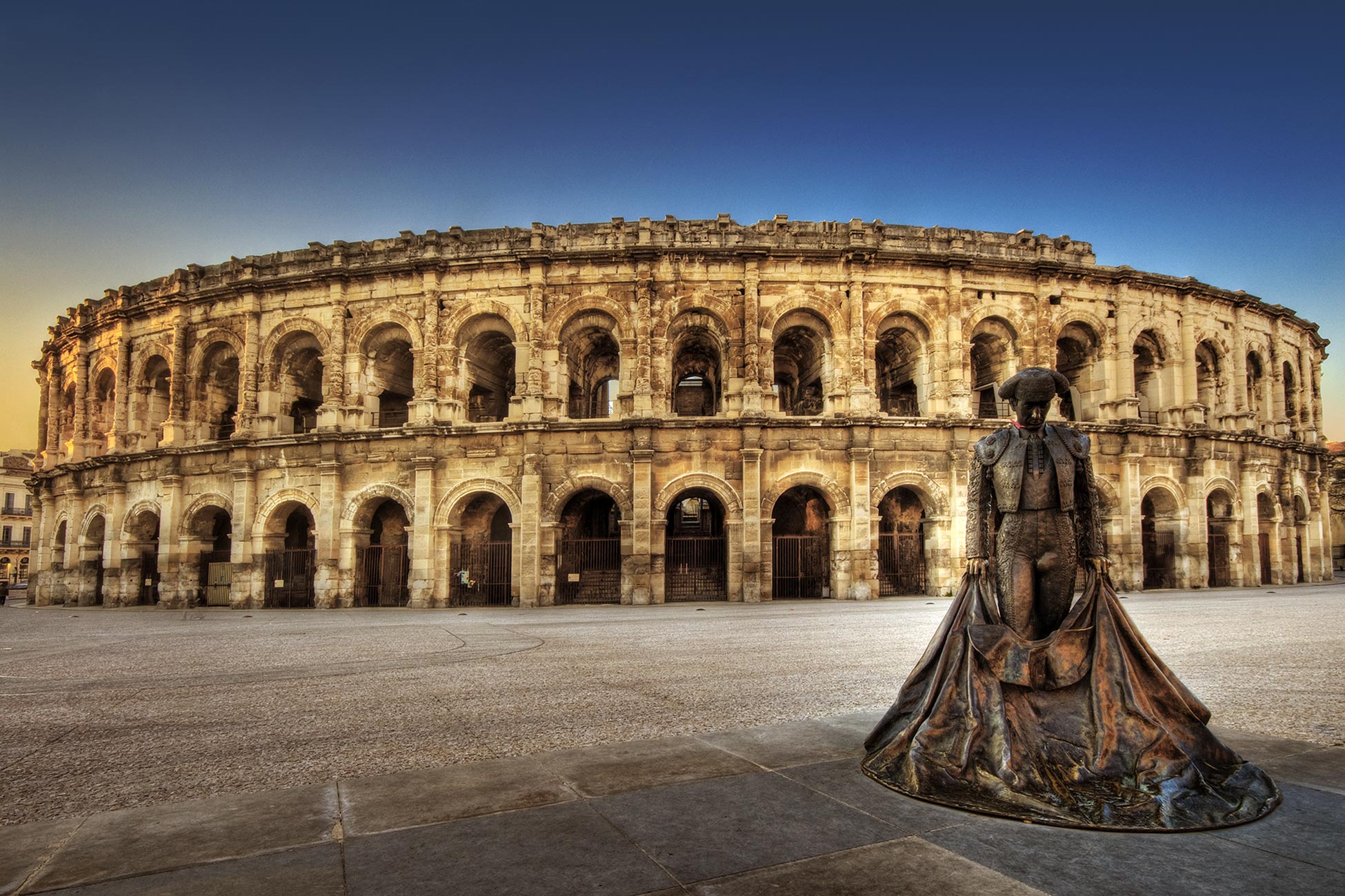 arenes-de-nimes Arènes de Nîmes – Photo de Wolfgang Staudt – CC BY 2.0 – via Wikimedia Commons